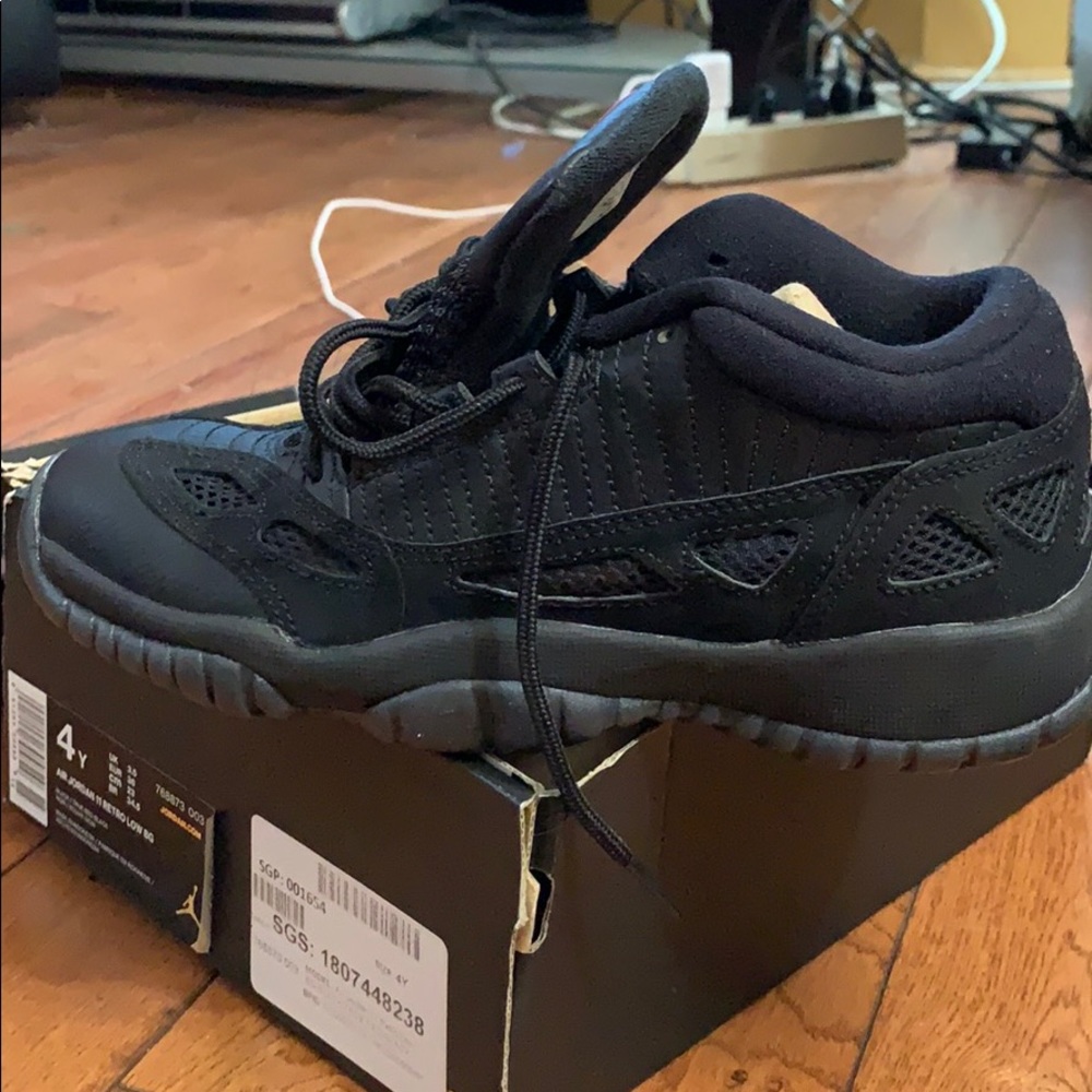 Jordans size 4 kids AIR JORDAN 11 RETRO LOW 8G